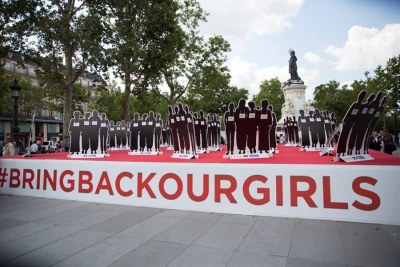 La maire de Paris Anne Hidalgo,côtoie 220 silhouettes, chacune porte le nom d'une jeune fille enlevée par le groupe islamiste Boko Haram. Toutes sont reliées par des chaînes, pour rappeler à l'opinion publique et la communauté internationale l'importance de la mobilisation.