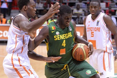 Alors qu'ils étaient attendus par le monde africain du basket pour décrocher quelque un ticket qualificatif, pour l'Afrobasket 2015, le Sénégal (ici en vert) devra espérer une invitation de FIBA Afrique pour aller en Tunisie