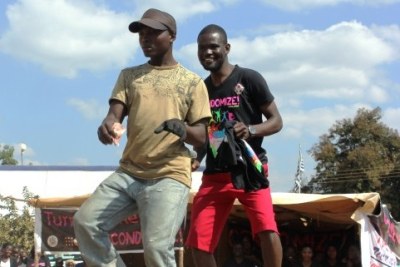 Des danseurs Hip-hop utilisent l'art de la culture urbaine pour apprendre à la jeunesse à utiliser les préservatifs.