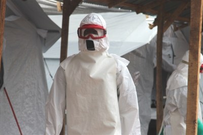 Agent de la Croix-Rouge dans un centre de traitement d'Ebola aux abords de Kenema en Sierra Leone.