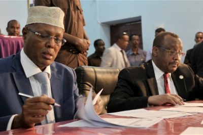 Le premier ministre somalien Abdiweli Sheikh Ahmed et le président du Puntland Abdiweli Mohamed ont signé l'accord