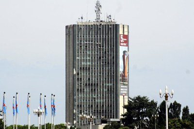 Au centre, une vue actuelle du tour administratif de la radio télévision nationale congolaise (RTNC), situé dans la commune de Lingwala, à Kinshasa.