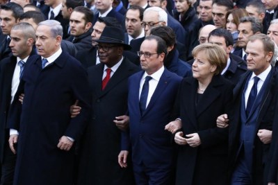 Le président François Hollande (au centre), entouré du président malien IBK (à gauche), la chancelière Angela Merkel (à droite) et de nombreux chefs d'Etats et représentants de gouvernements étrangers, lors de la marche républicaine , le 11 janvier 2015.