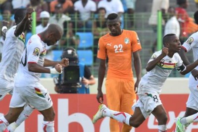 CAN 2015 - Les joueurs guinéens jubilent après avoir marqué contre la Côte d'Ivoire qui n'est revenu au score qu'en deuxième période.