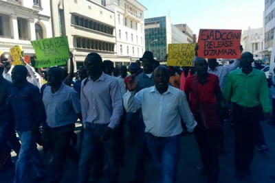 Des jeunes de l'opposition en marche de protestation contre l'enlèvement d'Itai Dzamara.