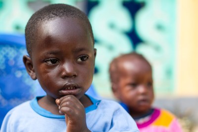 Un enfant qui a perdu des membres de sa famille à cause du virus Ebola joue dans un centre à Nzérékoré, en Guinée.