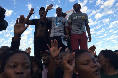 Des étudiants de l'université du Cap protestant contre la statue de Cecil John Rhodes.