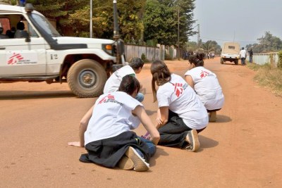 L'accès aux hôpitaux et centres de santé a été un défi pour les équipes de MSF à Bangui alors que les combats ont eu lieu dans la ville. Sur la photo, une équipe de soutien au Centre de santé Castors qui se met à l'abri des tirs.