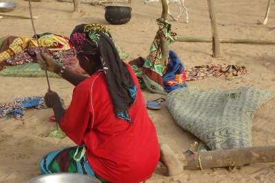 People who fled fighting to the town of Tonka in Mali's Timbuktu region had to set up makeshift shelters.