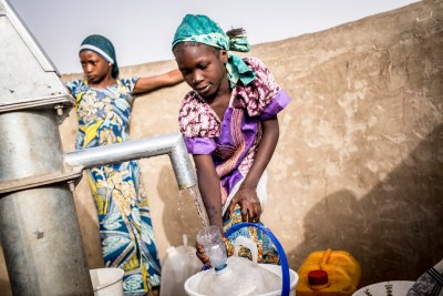 Une jeune fille collecte de l’eau dans un camp au Tchad (Illustration)