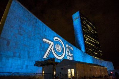 Les objectifs de développement durable sont projetés sur la façade des bâtiments du siège de l’ONU.