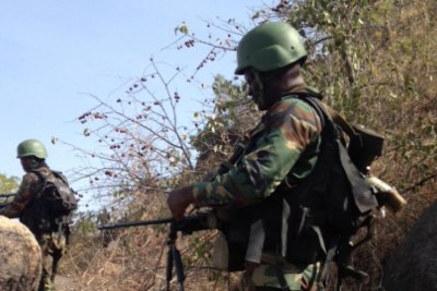 Les soldats de l'armée de terre camerounaise déployés sur le poste avancé de Mabass, une colline sur la frontière avec le Nigeria, en bas des villages occupés par Boko Haram. (archive)