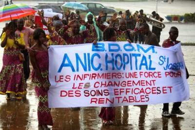 Défilé des infirmiers congolais à Kinshasa, le 12/05/2015 sous la pluie lors de la célébration de la journée de l’infirmier