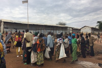 Alignent de réfugiés burundais pour une distribution dans le camp Mahama , Rwanda.