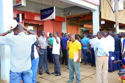 Chase Bank customers storm Kisumu Branch offices on April 7, 2016 after information went round that the bank had been placed under receivership.
