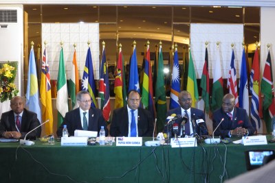 Photo archive - 3ème journée de la conférence des ministres ACP-UE au King Fahd Palace - Des officiels s'adressent à la presse.