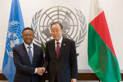 Poignée de mains entre le président Hery Rajaonarimampianina et le SG des Nations Unies Ban Ki Moon.
