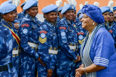La Présidente du Libéria, Ellen Johnson-Sirleaf (à gauche), avec des membres de la première unité de police entièrement composée de personnel féminin au sein d’une opération de maintien de la paix.