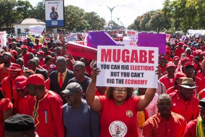 Les partisans du MDC -T protestent contre le président Robert Mugabe .