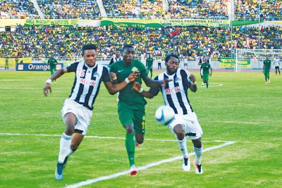 Young Africans striker Donald Ngoma (centre) fights for the ball with TP Mazembe defenders Issama Mpeko and Christian Nekadio.