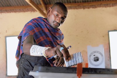 A voter cast a vote during the past Tanzanian election (file photo).