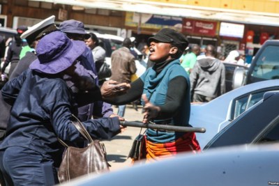 Protesting vendor confronts Harare Municipal police