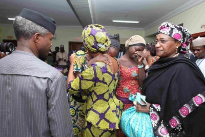 Le Vice Président Yemi Osinbajo accueille les filles de Chibok  qui ont été libérées.