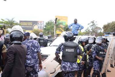 Police surround Kizza Besigye's vehicle (file photo).