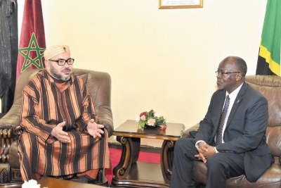 S.M le Roi et le Pt. John Pombe Magufuli président la cérémonie de signature de 22 conventions et accords bilatéraux