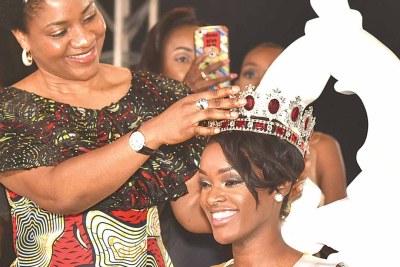 Wife of the Cross River State Governor, Dr. Linda Ayade, crowning winner of the maiden Miss Africa beauty pageant, Neurite Mendes.