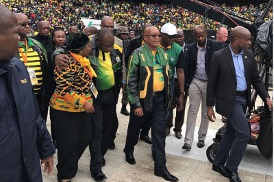 Le président sud-africain Jacob Zuma entouré de dizaines de milliers de sympathisants célèbre le 105e anniversaire de l'ANC, à Soweto, le 8 janvier 2017.