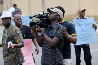 Un caméraman filme une manifestation à Lagos, au Nigeria