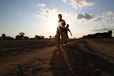 Deux enfants portent de l’eau à Leer, dans l’Etat d’Unité, au Soudan du Sud.