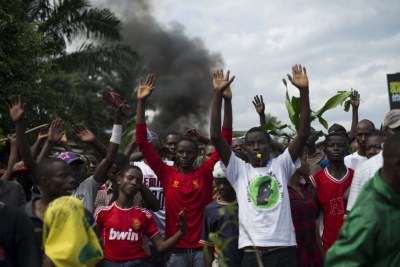 Des manifestants lèvent leurs mains devant la police dans le quartier Musaga de Bujumbura, au Burundi, le 4 mai 2015.(archives)