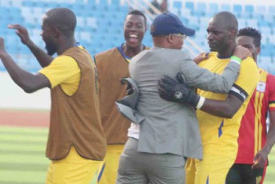 Fufa president Moses Magogo (L) embraces Cranes keeper Onyango after the latter put on another heroic performance away from home.