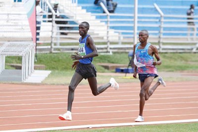 Cyrus Ruto (right) on his way to victory in the 5,000m race at the World Championship trials at Nyayo National Stadium.