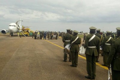 Bodies of the fallen soldiers being transferred from the plane at Entebbe Airforce Base.