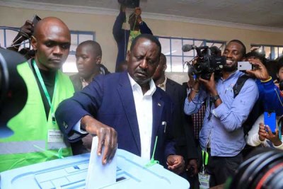 Le candidat à la présidentielle de Nasa, Raila Odinga, lance son vote à l'école primaire Old Kibera le 8 août 2017 lors de l'élection générale.