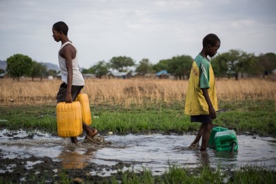 Deux garçons recueillent de l’eau d’un tuyeau endommagé à la périphérie de Juba, au Soudan_du Sud. L’eau est pompée du Nil blanc, mais elle n’est pas traitée, mettant en danger la santé de ceux qui la consomment.