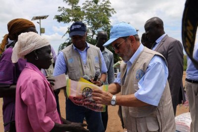 Le Directeur général de l’Organisation des Nations Unies pour l’alimentation et l’agriculture (FAO), José Graziano da Silva, en Ouganda. Des semences de légumes et de cultures sont fournies aux réfugiés pour qu’ils puissent lancer leur production alimentaire.