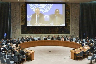 Vue de la salle du Conseil de sécurité alors que Michael Keating (à gauche sur l’écran), le Représentant spécial du Secrétaire général pour la Somalie, fait un exposé par vidéoconférence.