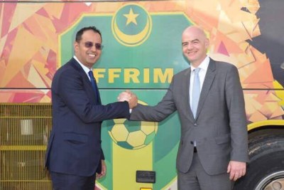 Le président de la FIFA en compagnie de son homologue mauritanien.