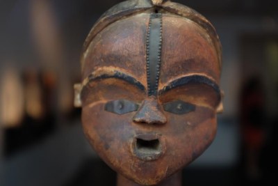 Statuette Tsogho, Gabon, XIXe siècle, restituée le 7 septembre 2016, après avoir disparu du musée de l’Homme dans les années 1950, par un collectionneur européen au musée du quai Branly, à Paris.