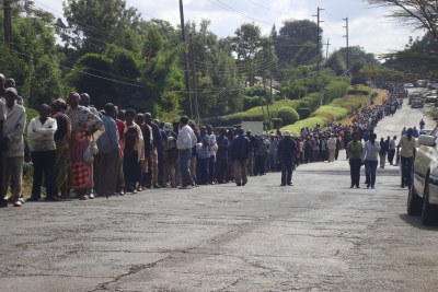 Kenyans queue to vote (file photo).