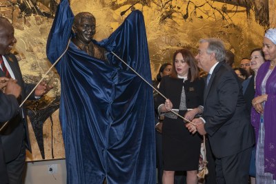 Secretary-General António Guterres (right), María Fernanda Espinosa Garcés (centre right), President of the seventy-third session of the General Assembly, and Matamela Cyril Ramaphosa (left), President of the Republic of South Africa, unveil the Nelson Mandela Statue gifted to the United Nations by the Republic of South Africa. At far right is Deputy Secretary-General Amina Mohammed.