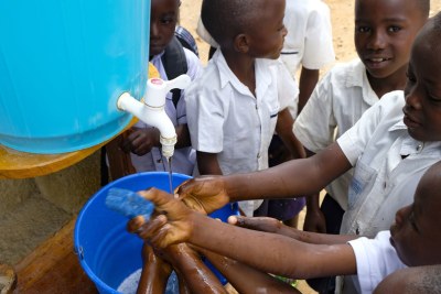 School children in Beni, DR Congo visit a UNICEF hand-washing station at their school (file photo).