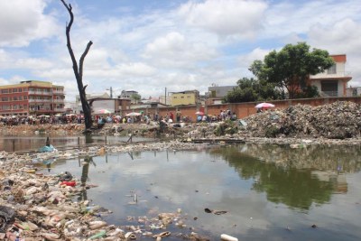 Les ordures s'entassent dans le quartier de La Réunion Kely, l'un des plus pauvres de la capitale, Antananarivo, janvier 2019.