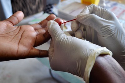 Un participant à la recherche sur les infections à VIH est testé pour le virus.