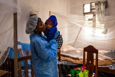 Un soignant avec le bébé d'une femme décédée du virus Ebola âgé de sept mois dans le Nord-Kivu,