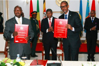 Les Chefs d'Etat du Rwanda et de l'Ouganda pour la signature de l' «historique» Mémorandum d'Entente Bilatérale.